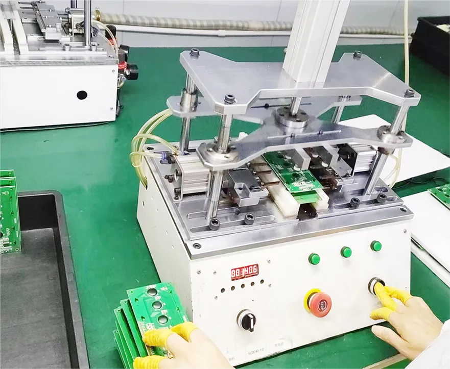 Halbautomatische Stanzmaschine